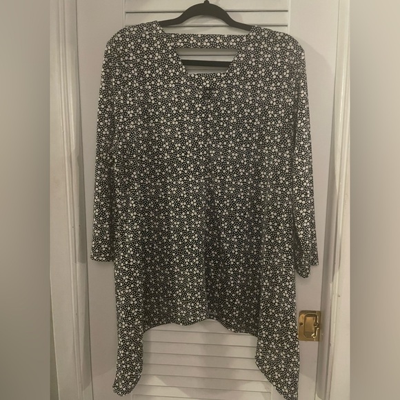 COCOMO WOMAN Black and White
Polka Dot 3/4 Sleeves Top XL
Like New - Picture 5 of 6